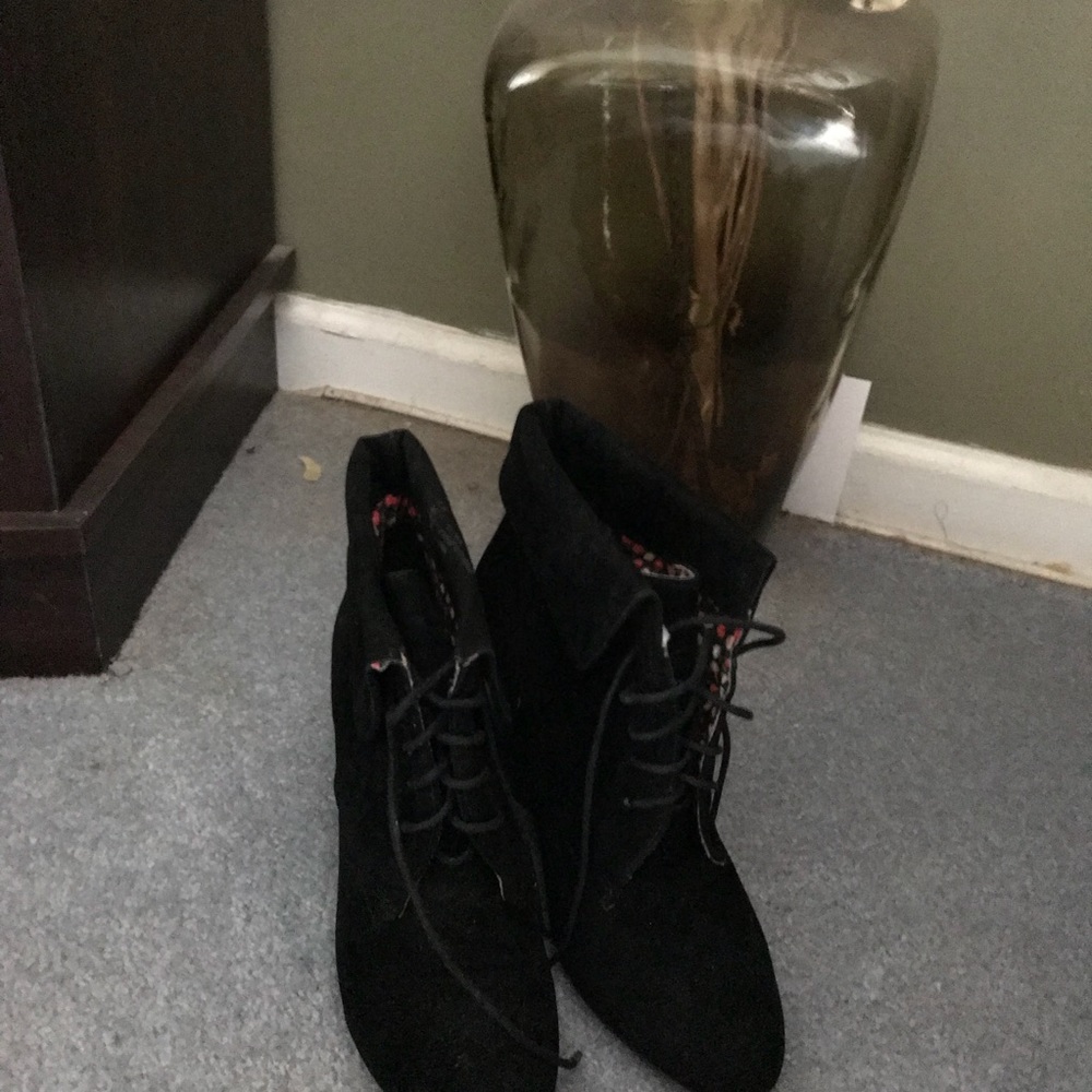 SHOES - Picture 3 of 3